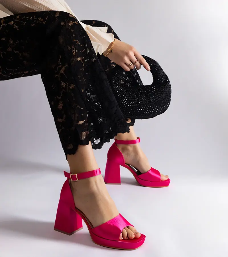 Gemre Ružové saténové sandále na masívnom opätku Saucedo