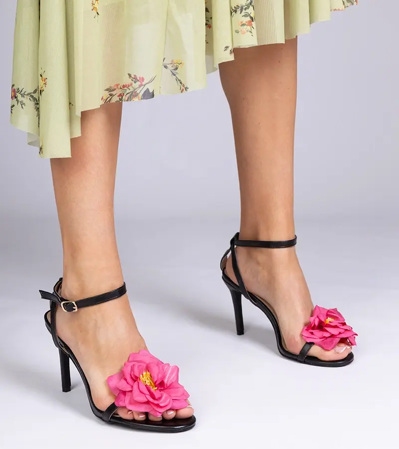 Gemre Čierne sandále na ihličke zdobené kvetom Fleri