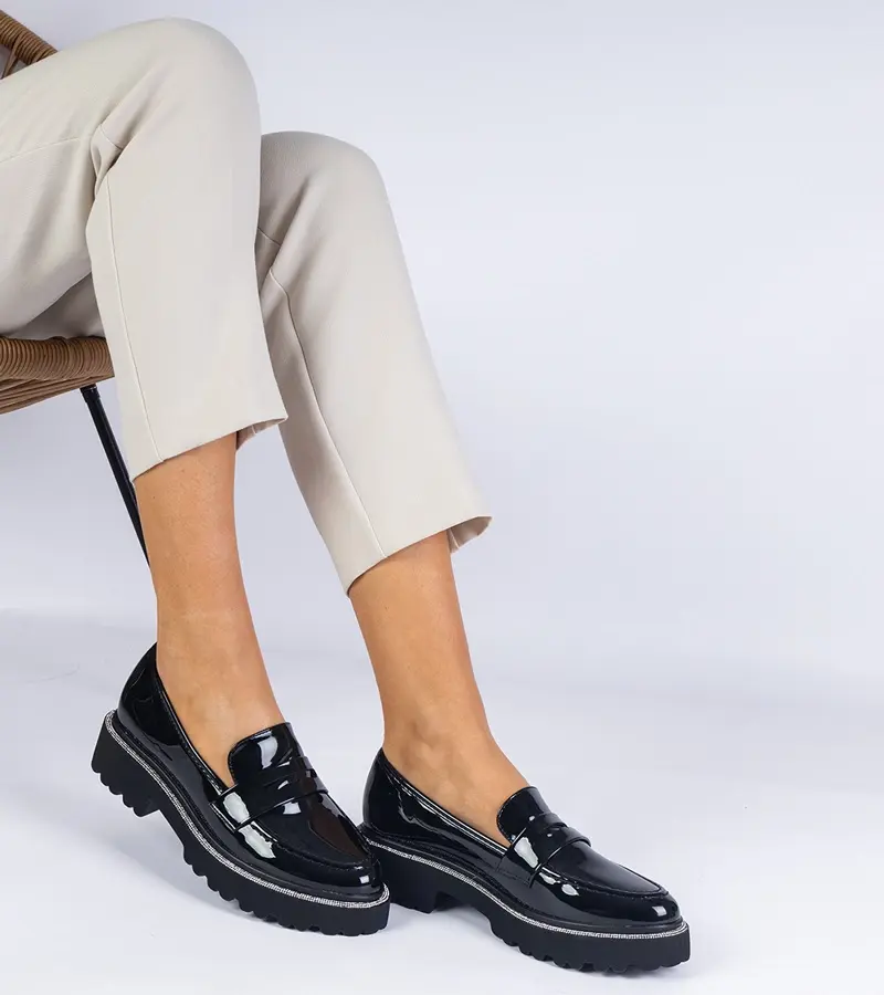 Gemre Čierne lakované mokasíny zdobené kamienkami Margusto