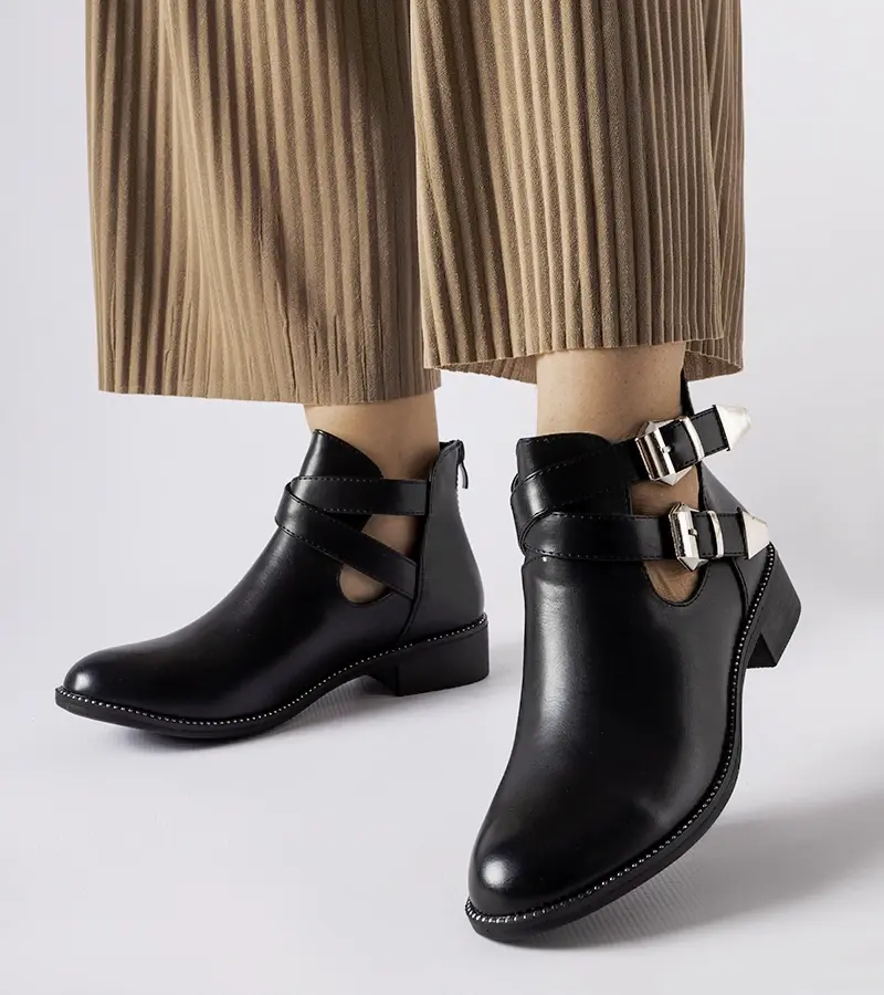 ideal shoes Čierne čižmy s výrezom a prackami Franca