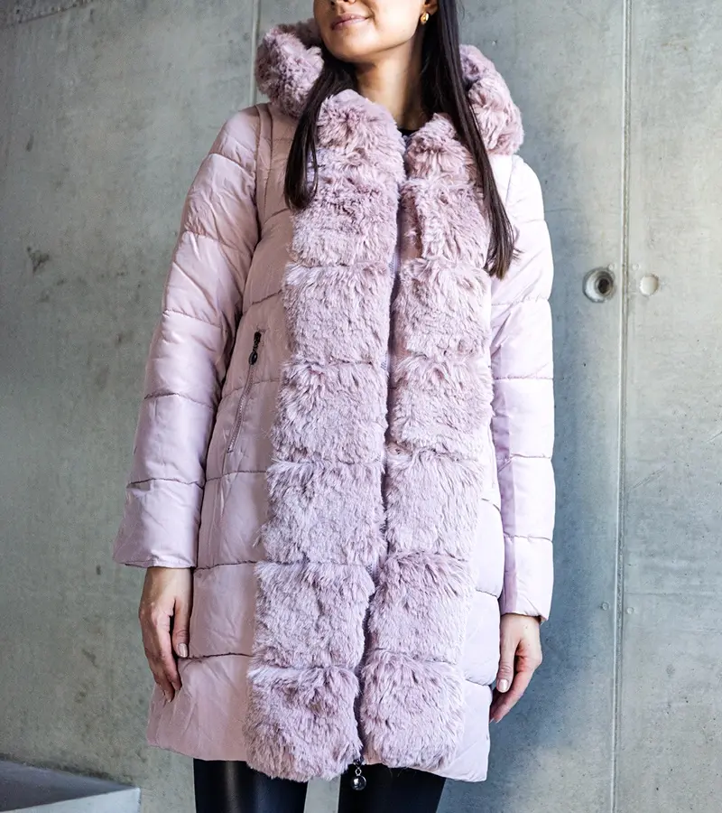 Gemre Ružová dlhá prešívaná bunda s odnímateľnými rukávmi zdobená kožušinou Louis.