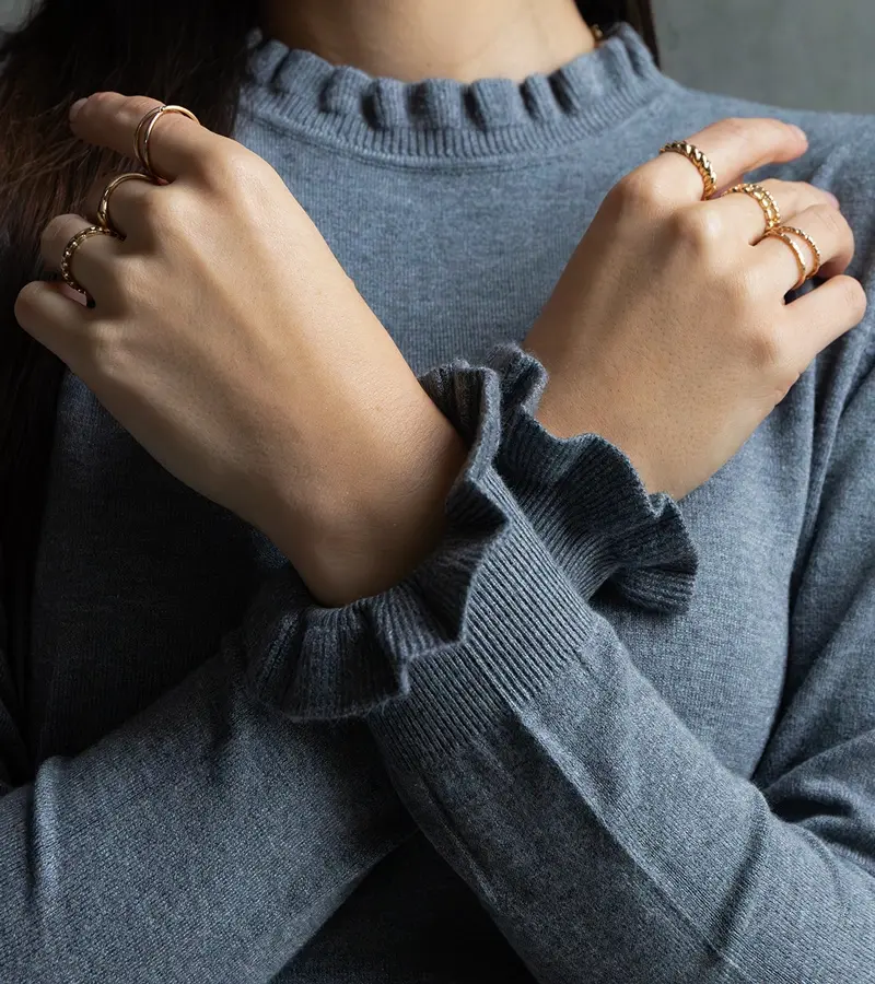 Gemre Šedý mäkký sveter zdobený volánikom Luel.