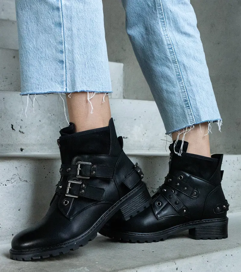 Gemre Čierne členkové topánky zdobené cvokmi na plochom opätku Neffa