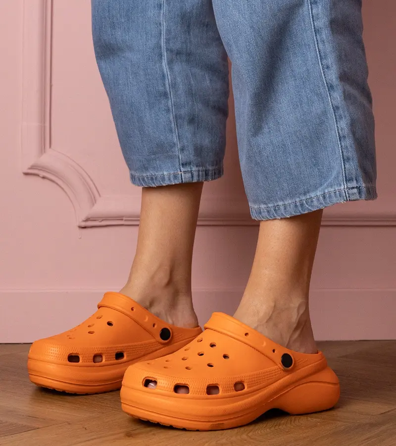 Gemre Oranžové uzavreté šľapky na platforme Kameris