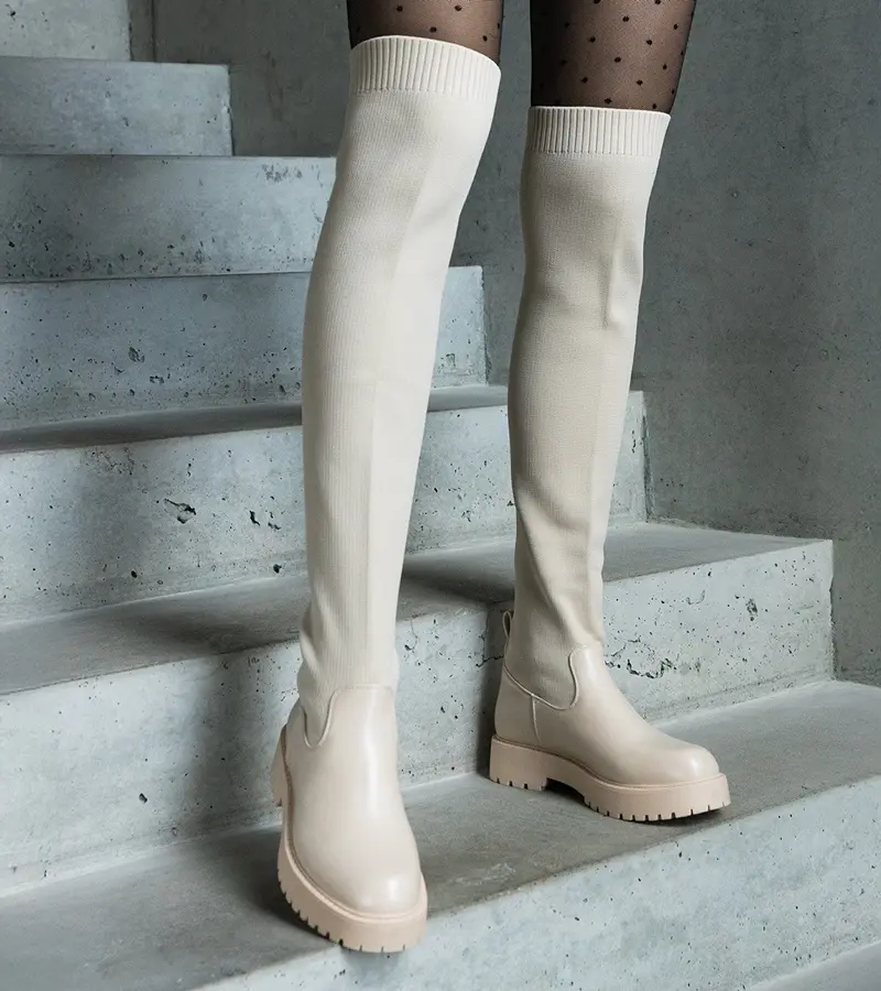 Gemre Svetlobéžové čižmy s elastickou sárou na plochom opätku Elija