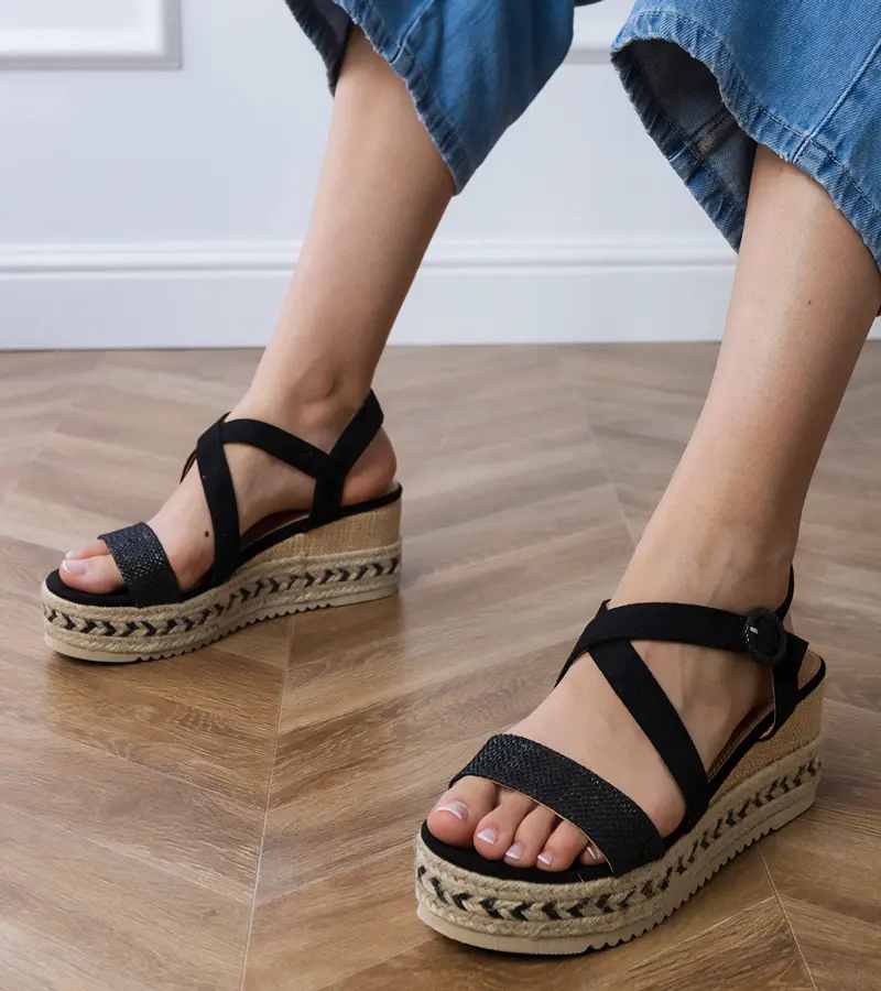 Gemre Čierne sandále espadrilky na klinovom podpätku Sywiera