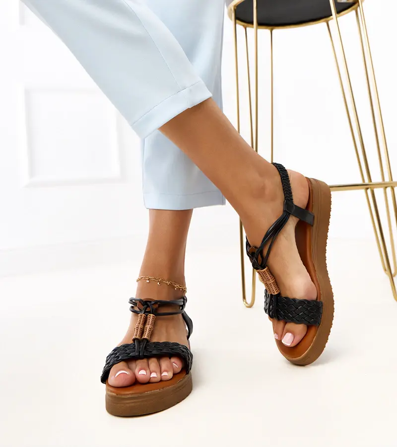 Gemre Čierne sandále s pleteným remienkom Keraya
