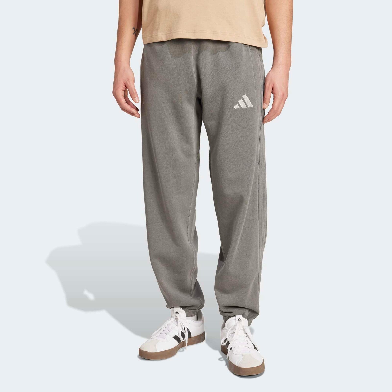 ADIDAS ALL SZN voľné nohavice z froté materiálu vyblednutý vzhľad čierne