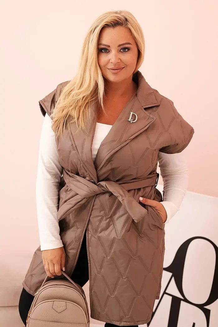 Kesi Włoski Dámska vesta Plus Size prešívaná s opaskom a golierom fango
