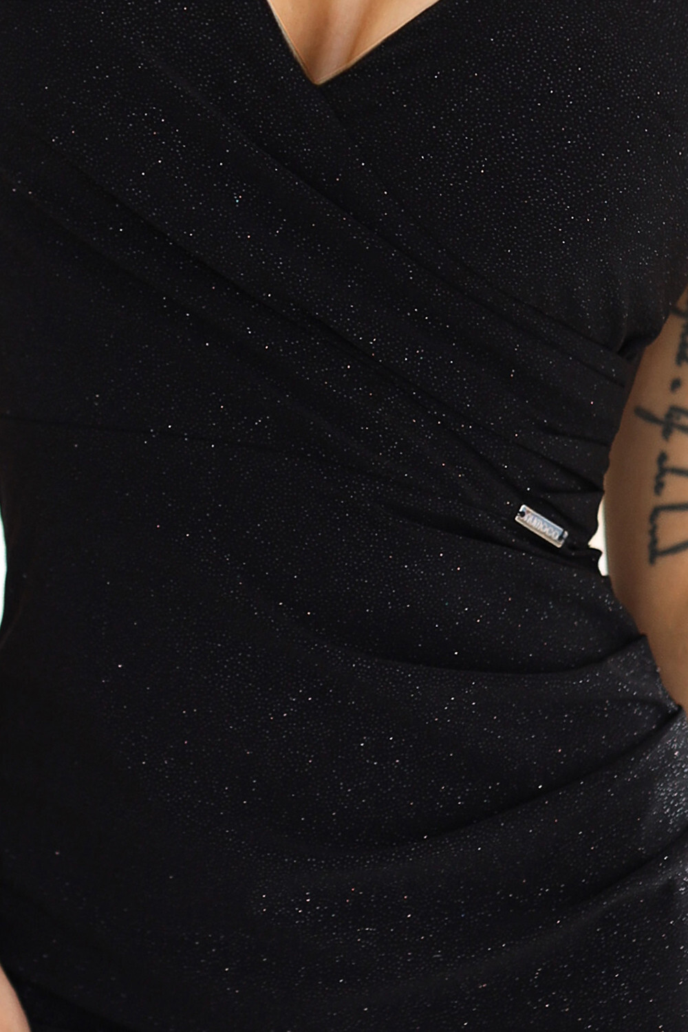 610-1 Oslnivé brokátové ceruzkové šaty s obálkovým výstrihom a ramienkami - čierne XS