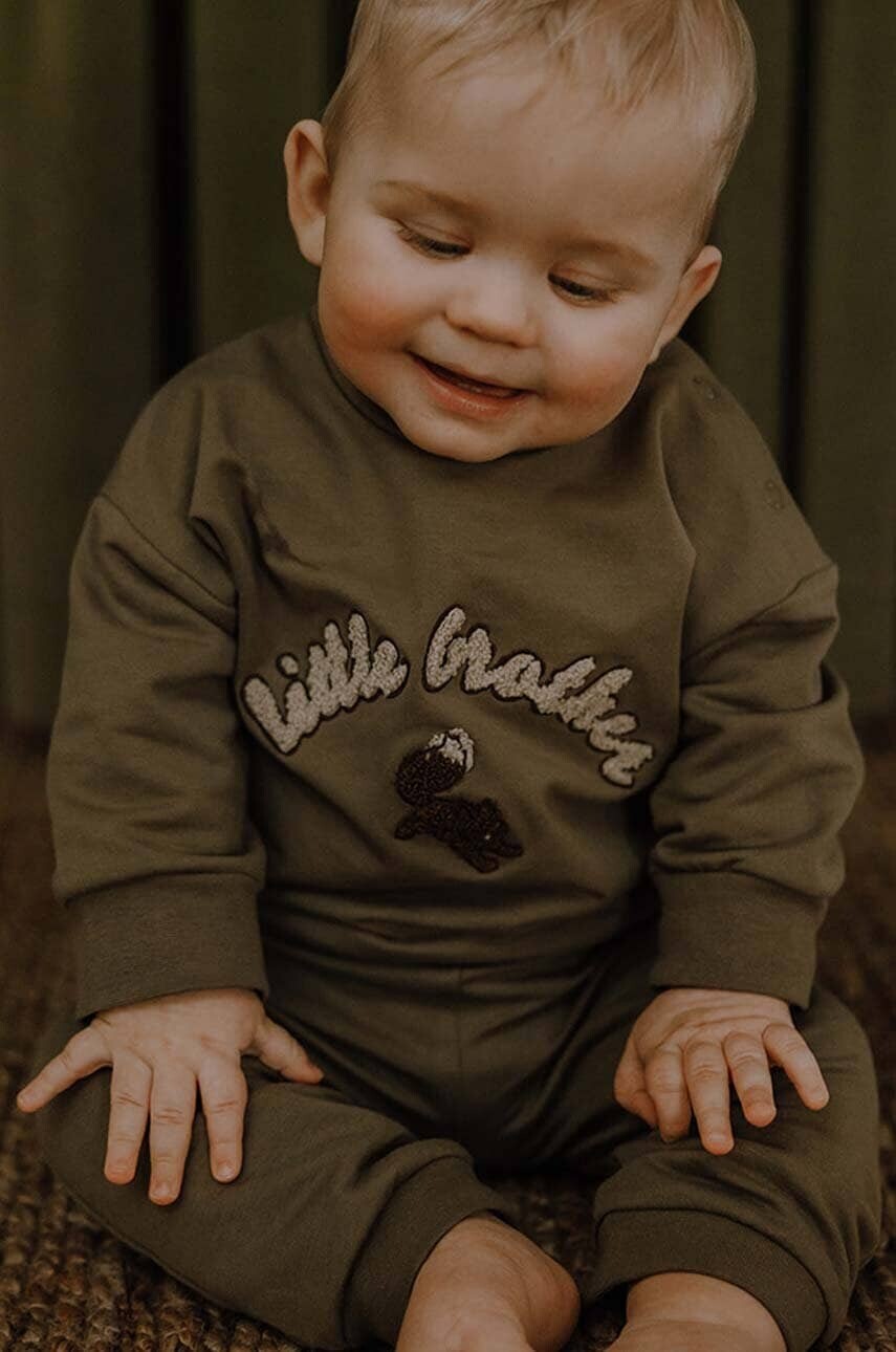 Mikina pre bábätká That's mine 005073 Finley Little Brother Sweatshirt hnedá farba, s nášivkou