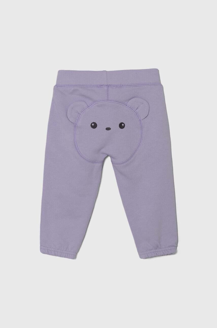 Detské bavlnené tepláky United Colors of Benetton fialová farba, s nášivkou