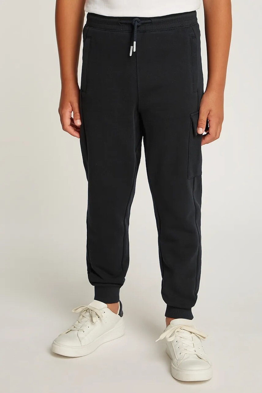 Detské bavlnené tepláky Calvin Klein Jeans RELAXED TAPERED LEG CARGO čierna farba, jednofarebné, IB0IB02409