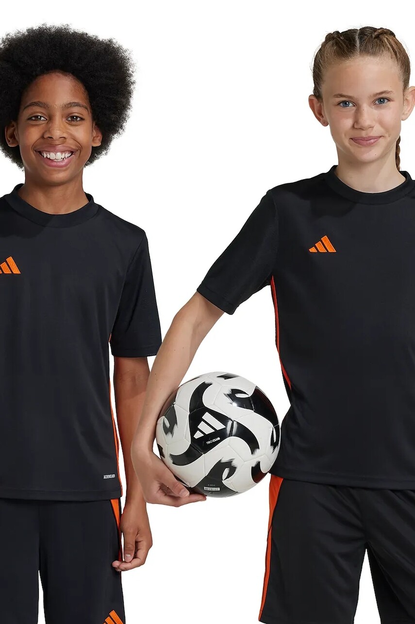 Detské tričko adidas Performance čierna farba, s nášivkou, JJ1156