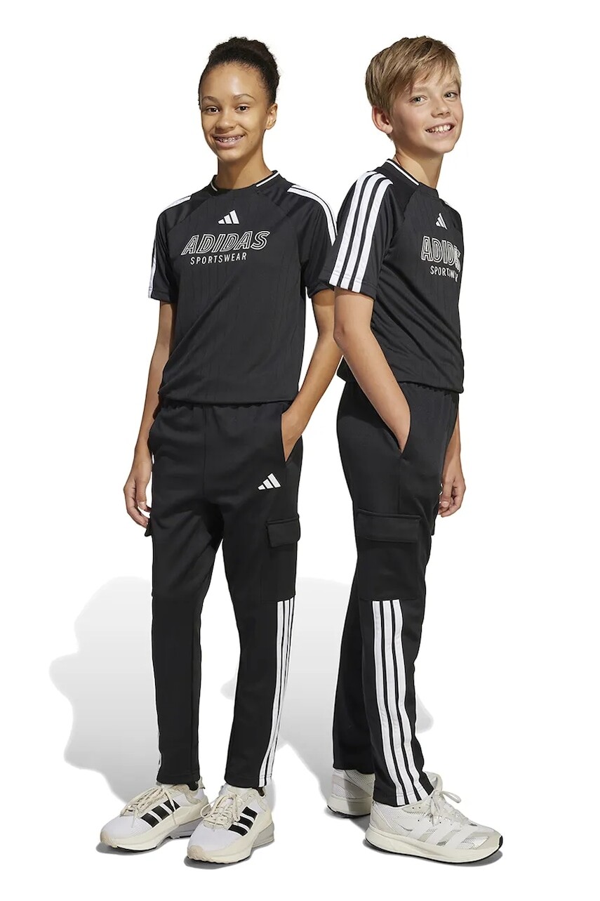 Detské tepláky adidas čierna farba, s nášivkou, JI6175