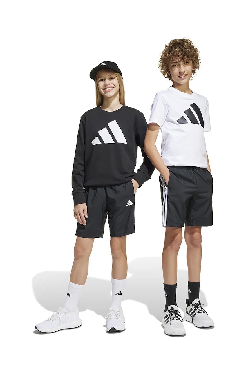 Detské krátke nohavice adidas čierna farba, s nášivkou, nastaviteľný pás JD8189