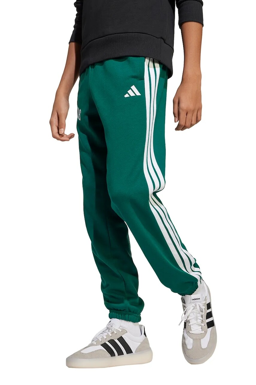 Detské tepláky adidas zelená farba, s nášivkou, JM2445