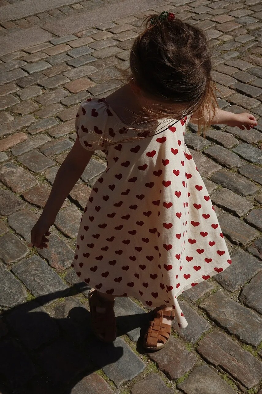 Dievčenské bavlnené šaty Konges Sløjd CLASSIC SS DRESS GOTS béžová farba, mini, áčkový strih, KS102546