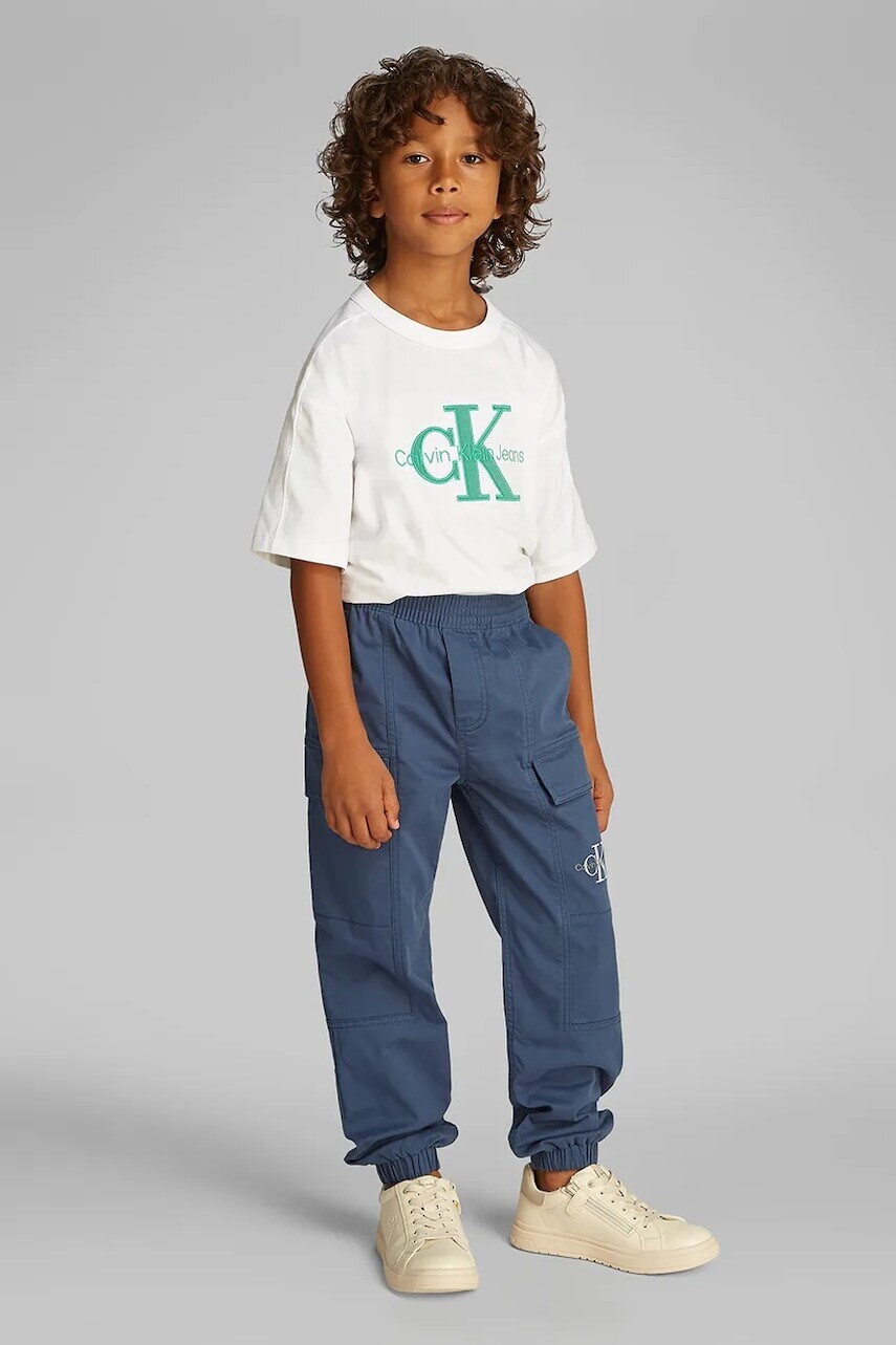 Detské nohavice Calvin Klein Jeans ESSENTIAL WOVEN CARGO tmavomodrá farba, jednofarebné, IB0IB02270