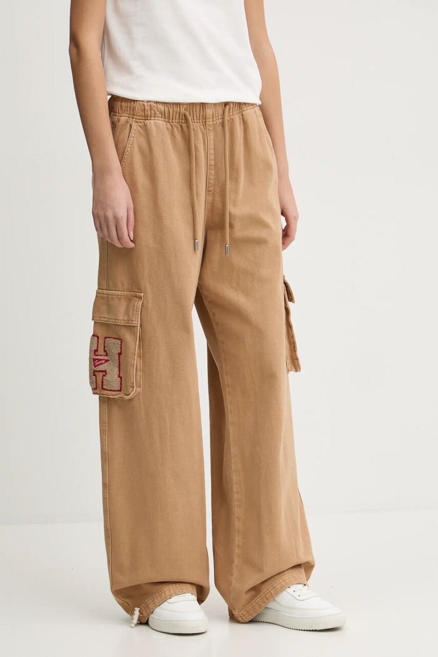 Nohavice Tommy Jeans dámske, hnedá farba, strih cargo, stredne vysoký pás, DW0DW20531