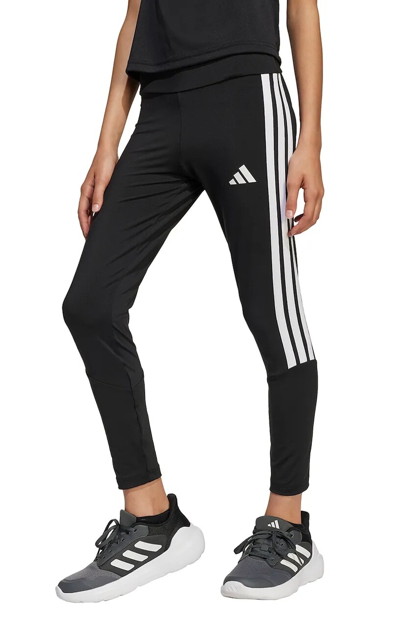 Detské tepláky adidas čierna farba, s nášivkou, JJ5036