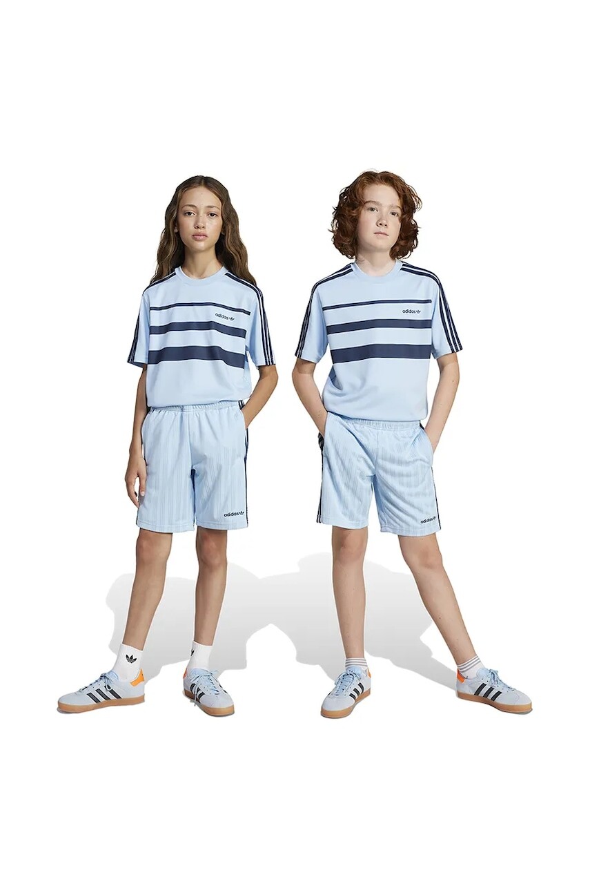 Detské krátke nohavice adidas Originals s nášivkou, nastaviteľný pás JC9045