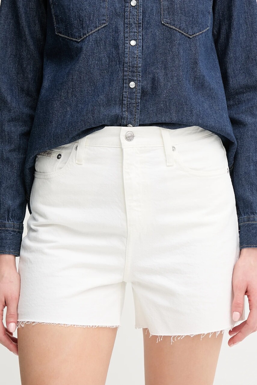 Rifľové krátke nohavice Calvin Klein Jeans biela farba, jednofarebné, vysoký pás, J20J225153