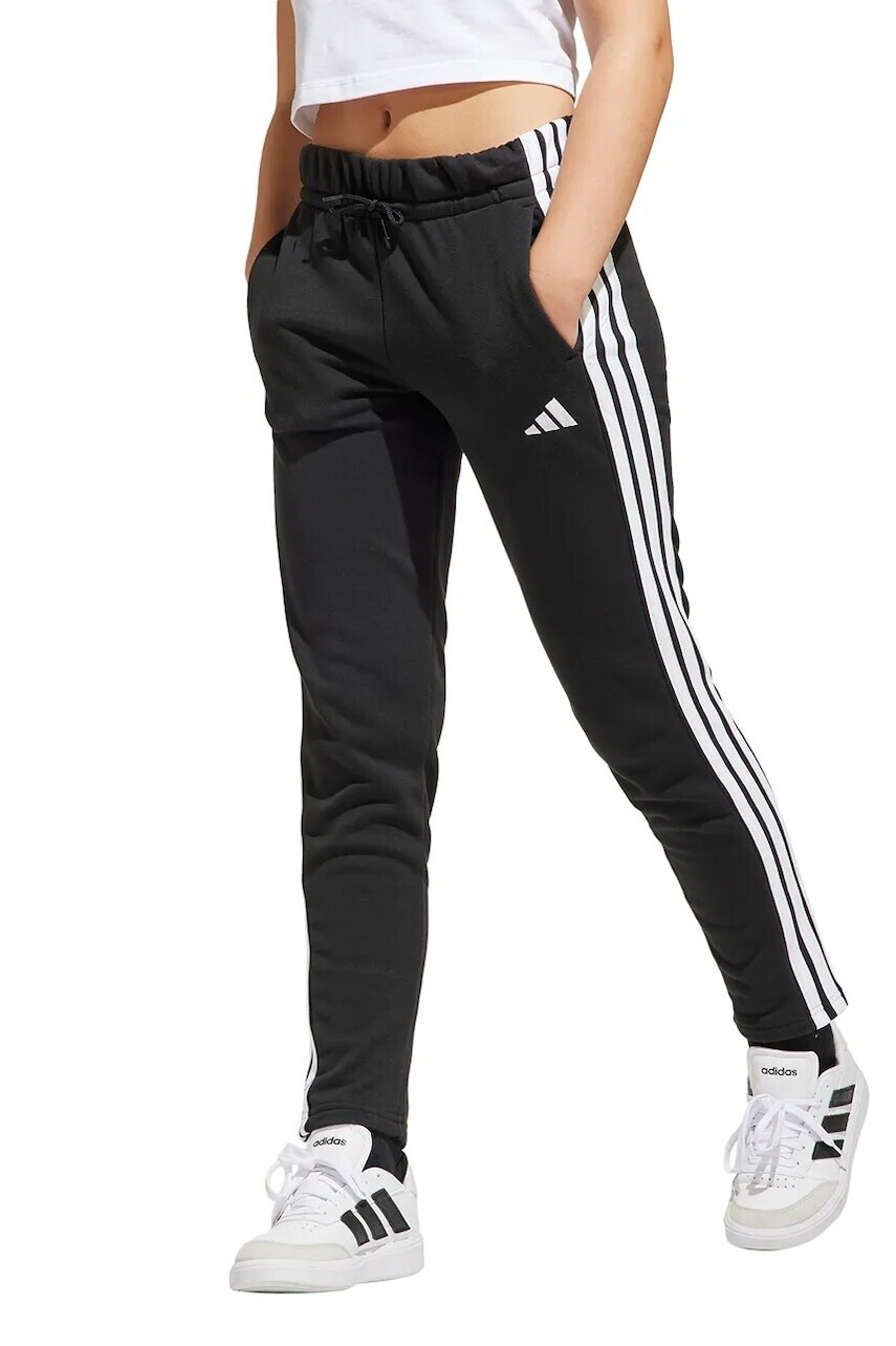 Detské tepláky adidas čierna farba, s nášivkou, JJ3449