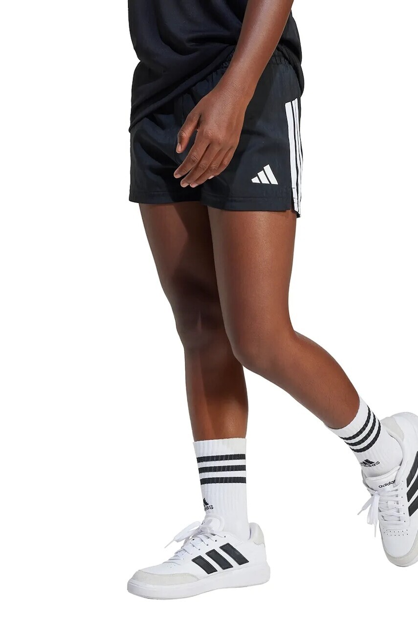 Detské krátke nohavice adidas čierna farba, s nášivkou, nastaviteľný pás JJ5038