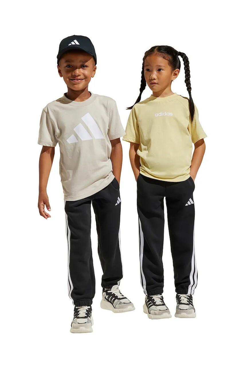 Detské tepláky adidas čierna farba, s nášivkou, JC9612