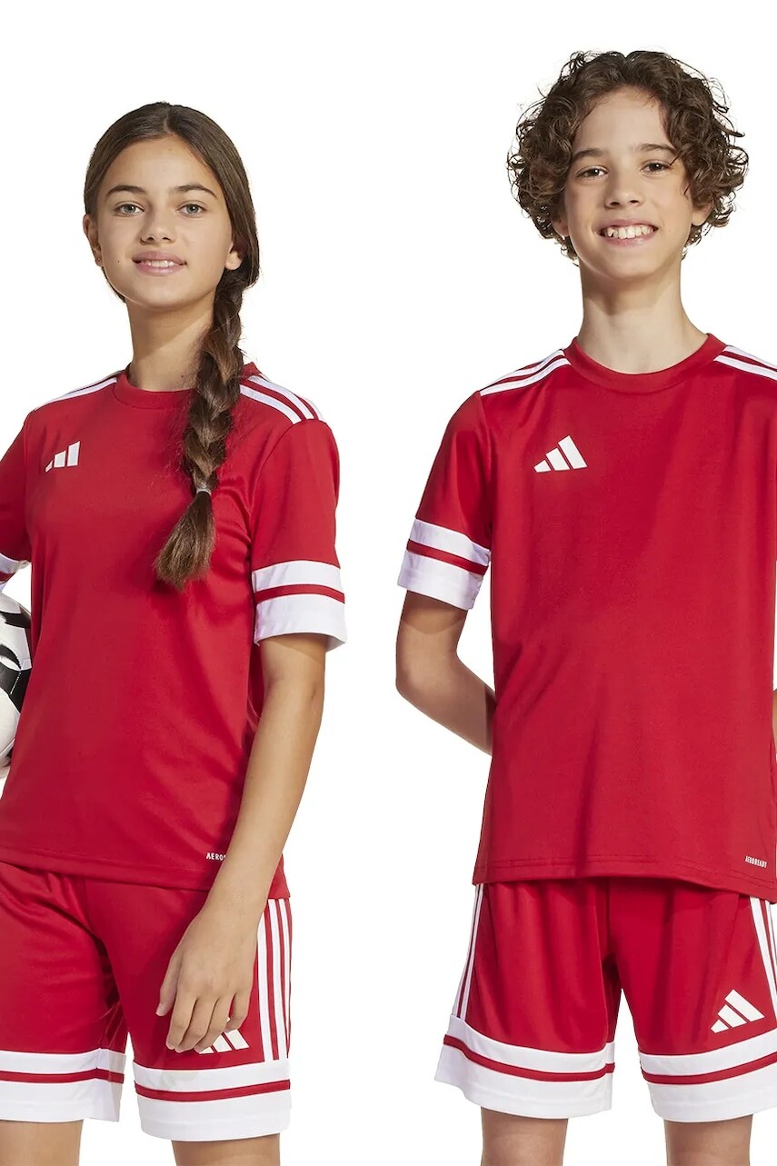 Detské tričko adidas Performance červená farba, s nášivkou, JJ0051
