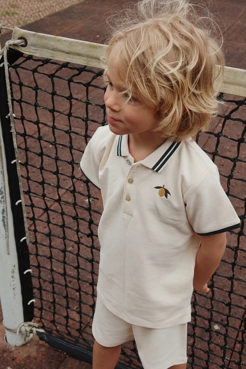 Detská bavlnená polokošeľa Konges Sløjd FLORIAN POLO SHIRT GOTS béžová farba, s nášivkou, KS102412