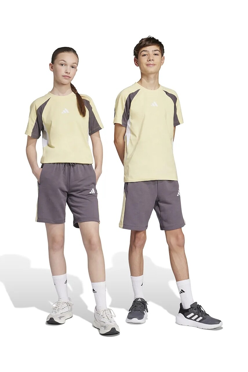 Šortky adidas šedá farba, s potlačou, nastaviteľný pás JD4590