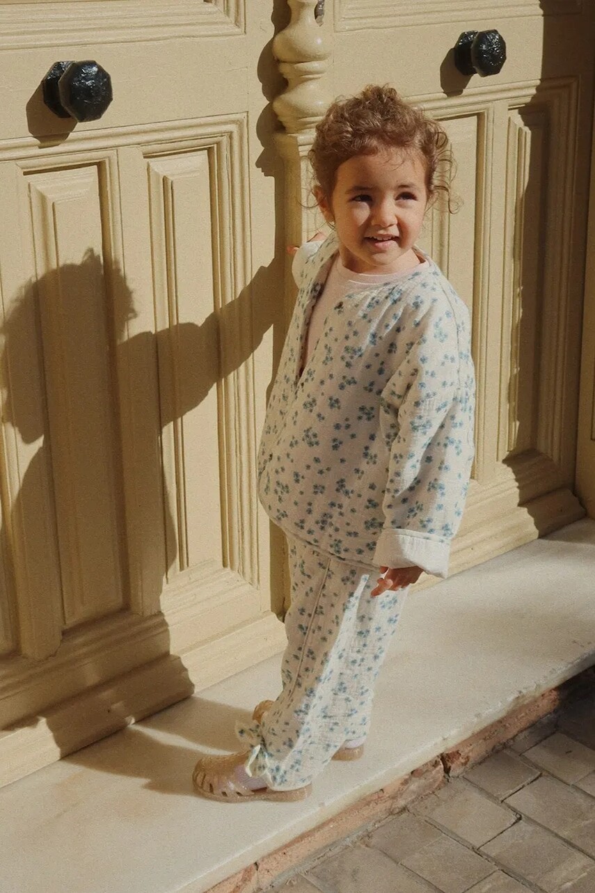 Detské bavlnené nohavice Konges Sløjd RHW x KS MIOBLU PANTS GOTS béžová farba, vzorované, Rosie Huntington Whiteley KS103615