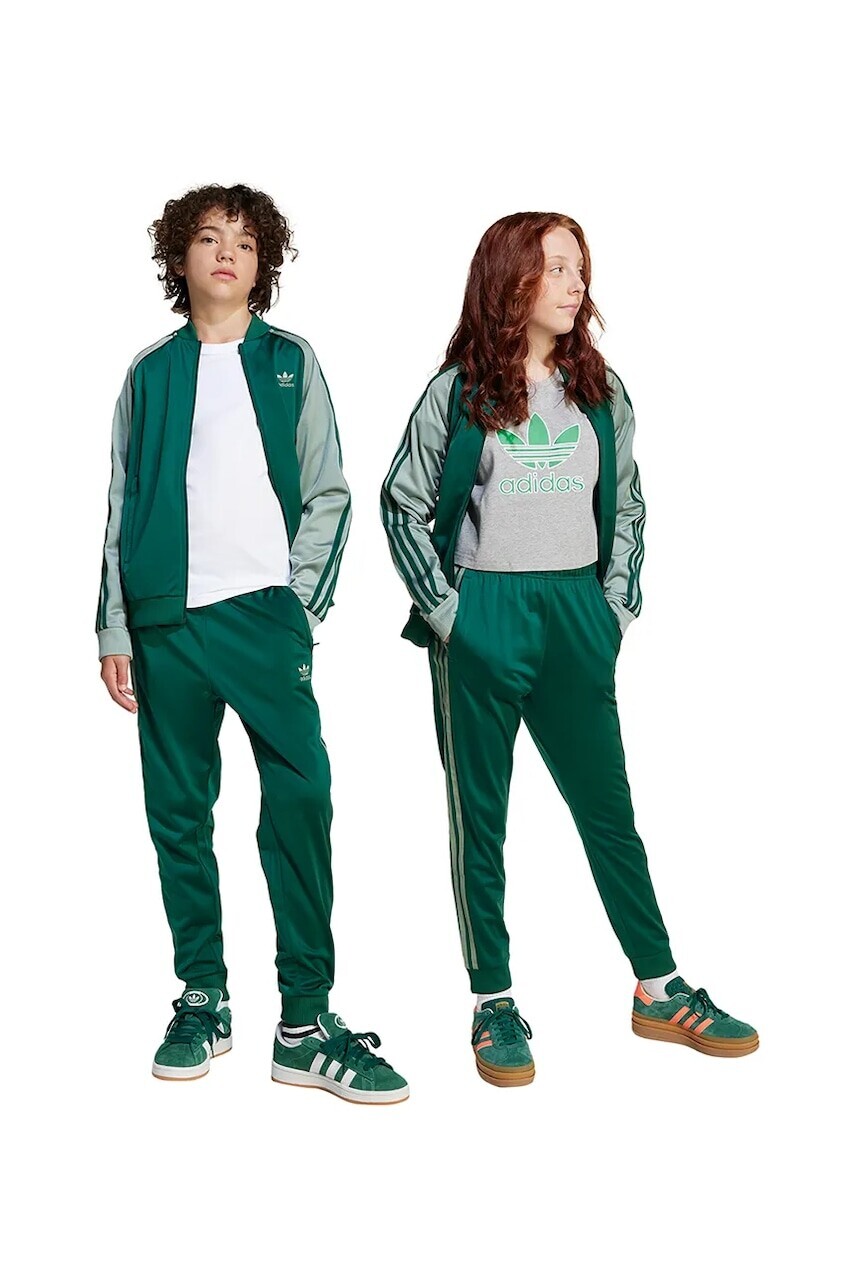 Detské tepláky adidas Originals zelená farba, s nášivkou, JD1616