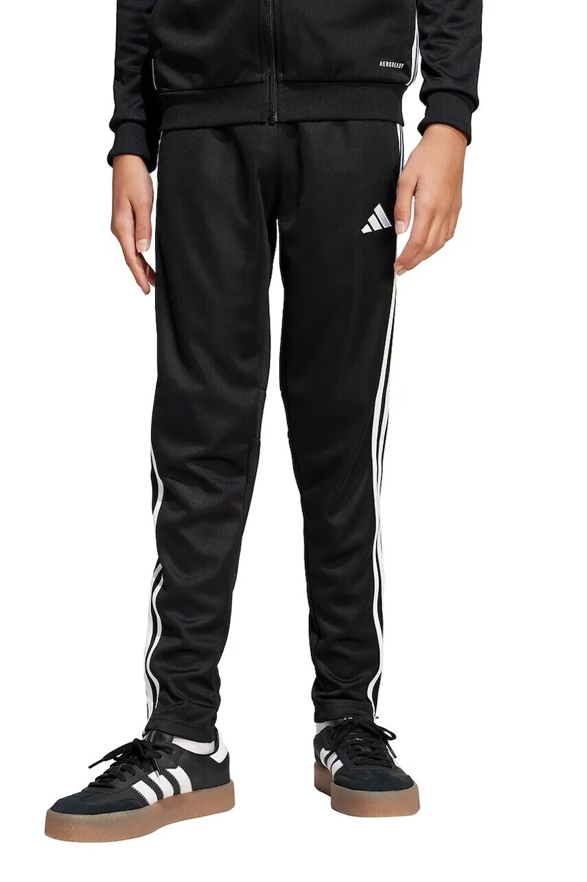 Detské tepláky adidas Performance čierna farba, s nášivkou, JP2534