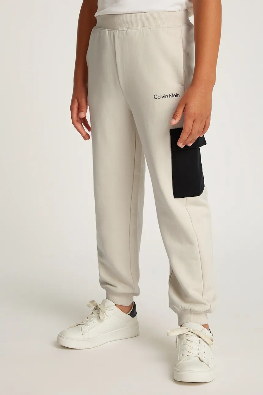Detské bavlnené tepláky Calvin Klein Jeans BLOCK CARGO béžová farba, jednofarebné, IB0IB02349