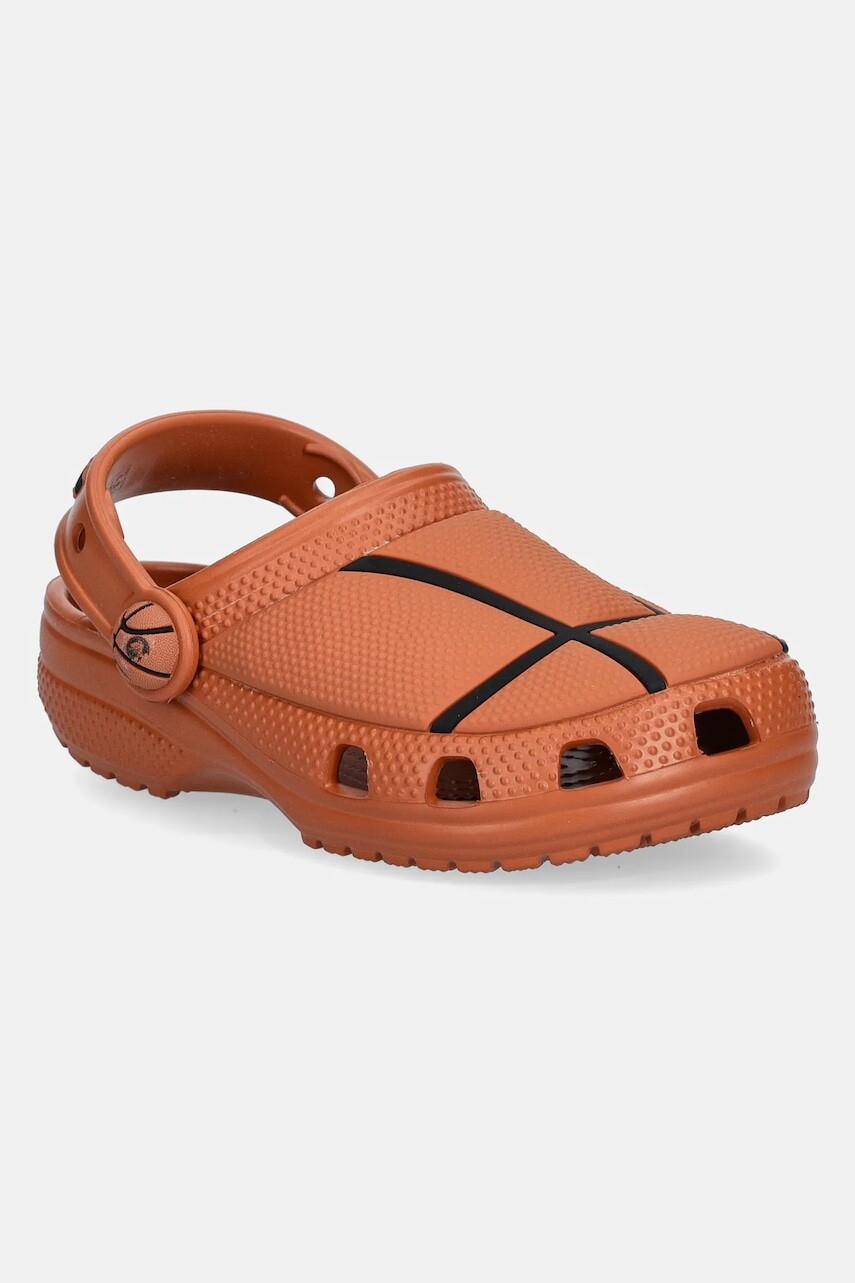Šľapky Crocs CLASSIC BASKETBALL CLOG oranžová farba, 210021