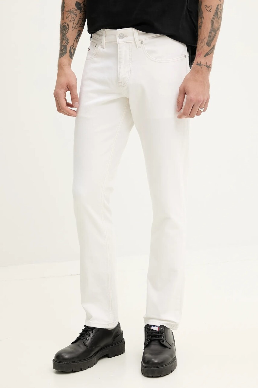 Rifle Tommy Jeans pánske, biela farba, DM0DM20980