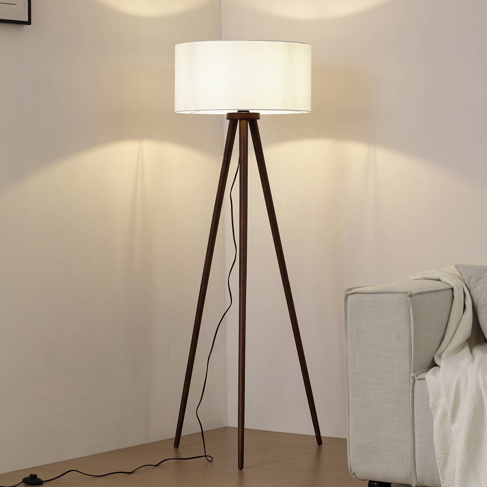 Lindby stojaca lampa Charlia, biela, orechové drevo, výška 150 cm