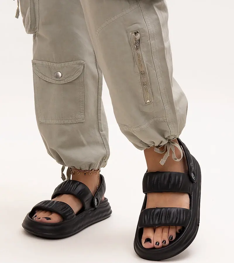 Gemre Čierne penové sandále s gombíkovým zberom Coreia