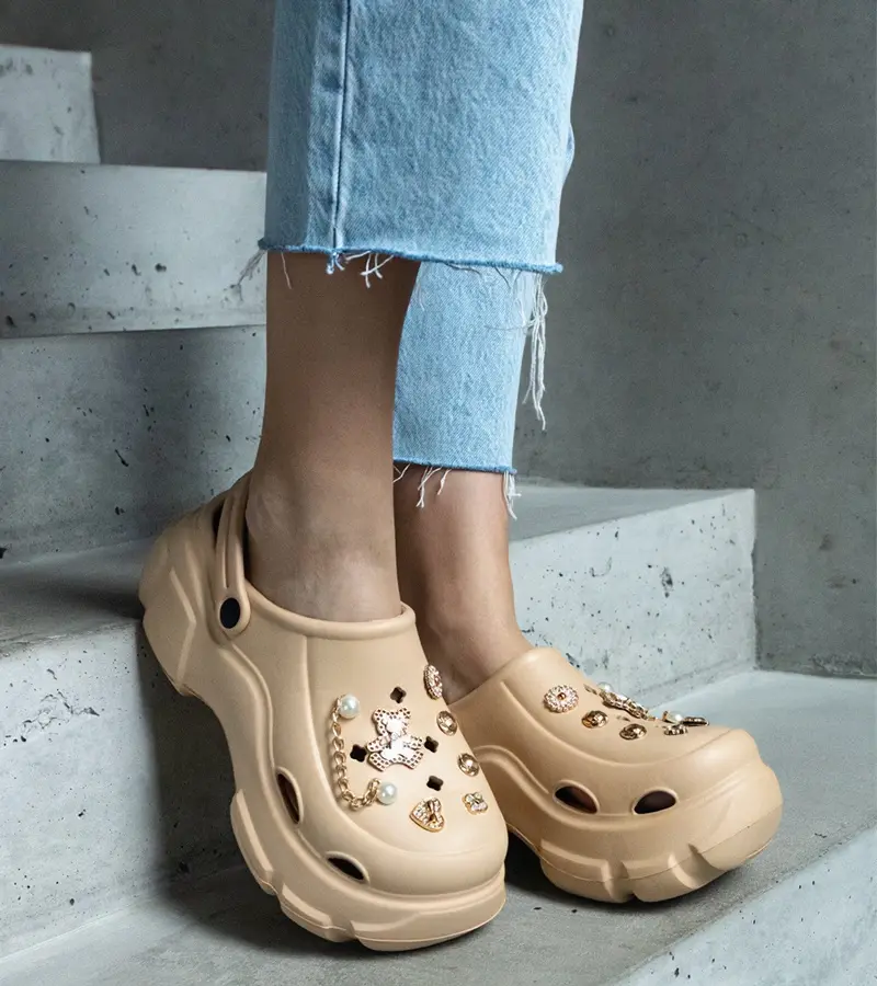 Gemre Tmavobéžové uzavreté šľapky na platforme zdobené odznakmi Aria