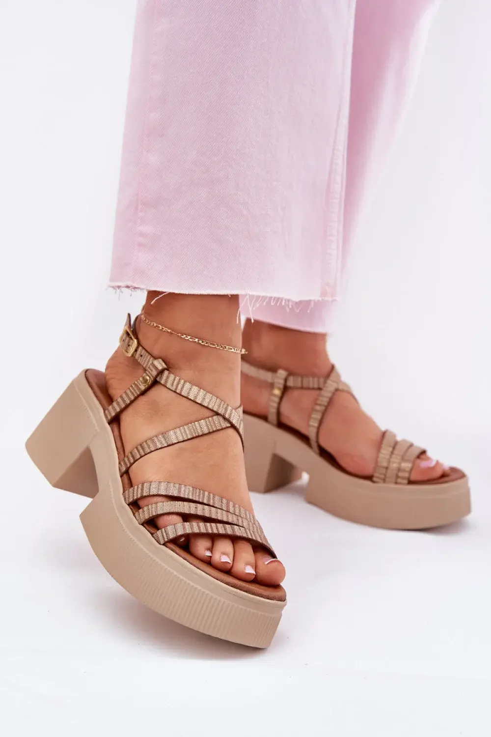 Sandále na podpätku model 214994 Vykročte štýlovo 37