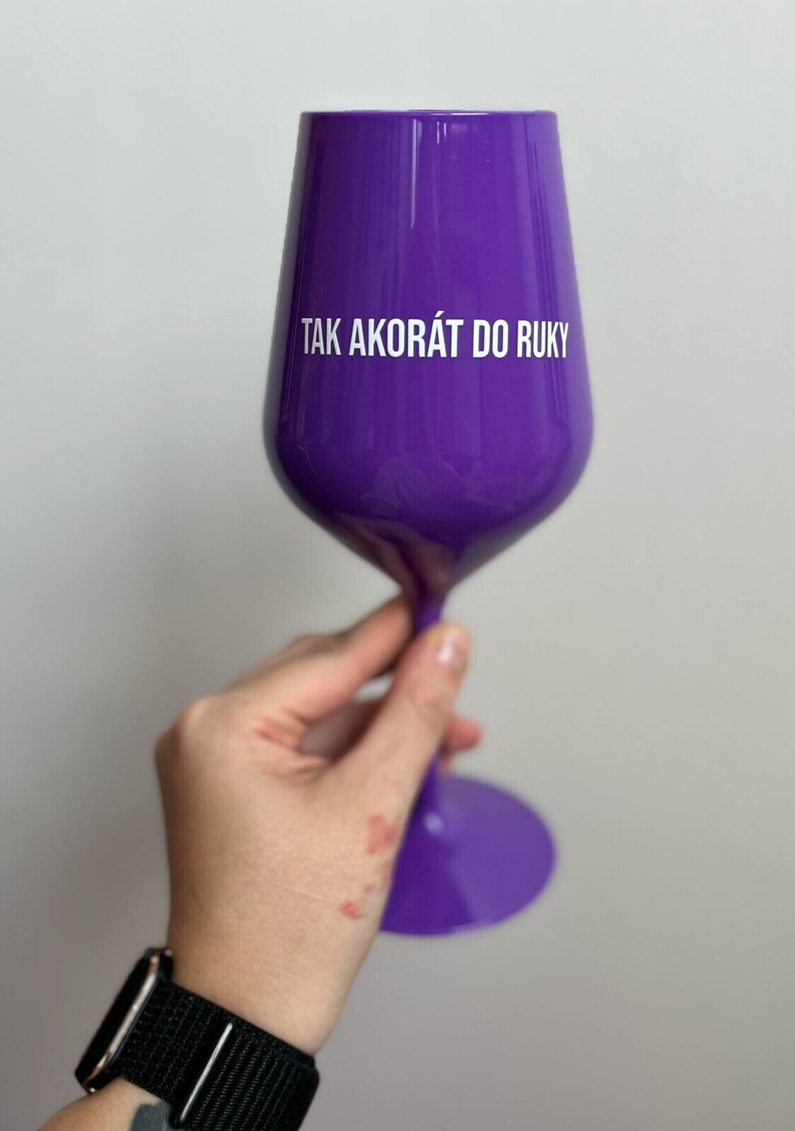SO COOL TO HAND - fialový nerozbitný pohár na víno 470 ml