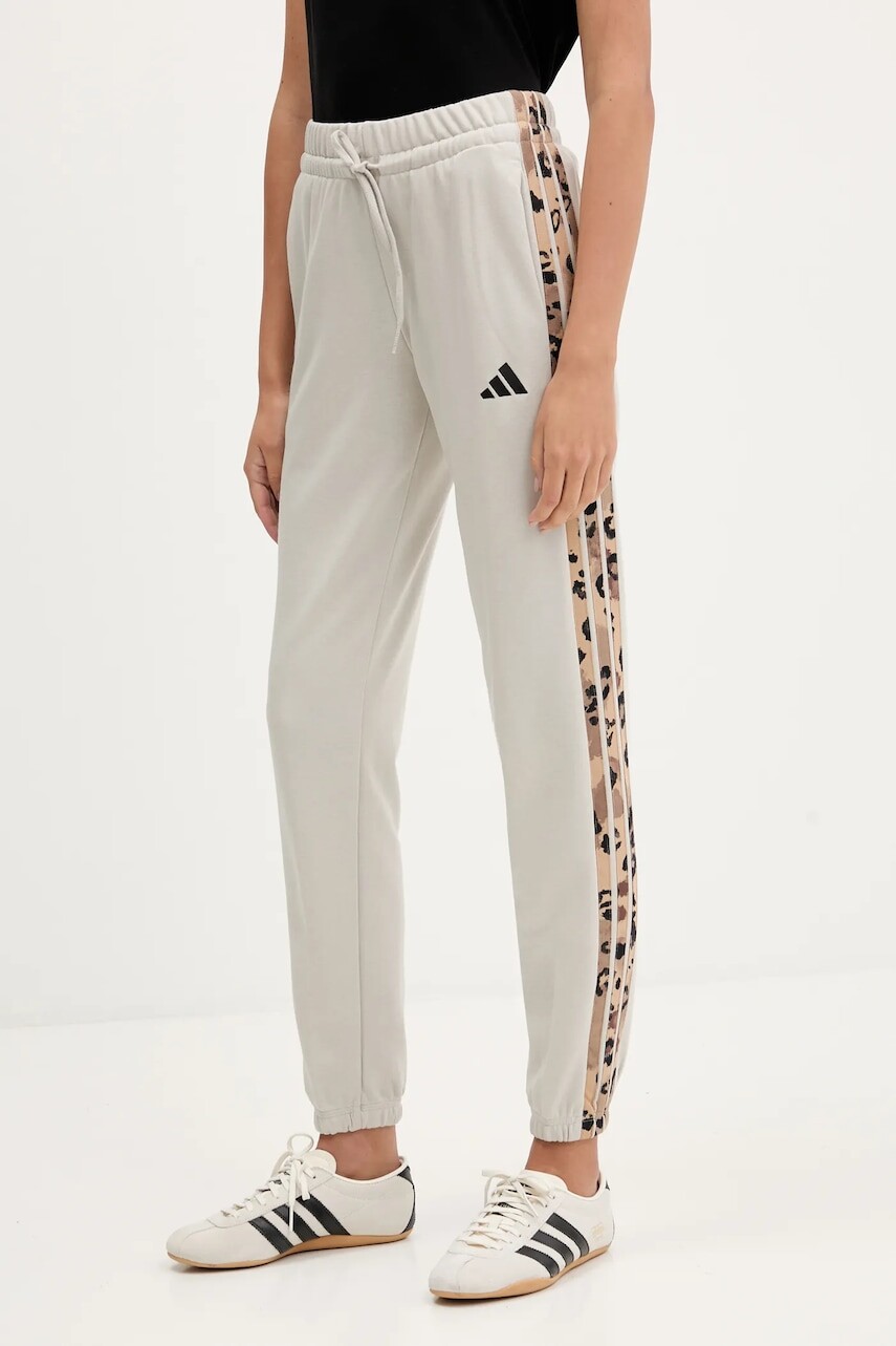 Tepláky adidas 3-Stripes béžová farba, s nášivkou, KB8511