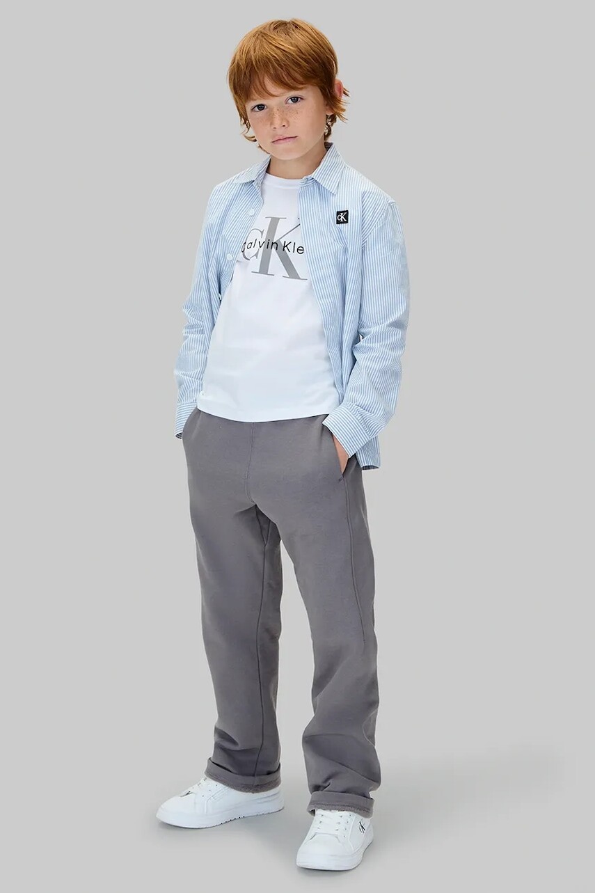 Detské bavlnené nohavice Calvin Klein Jeans šedá farba, jednofarebné, IB0IB02571