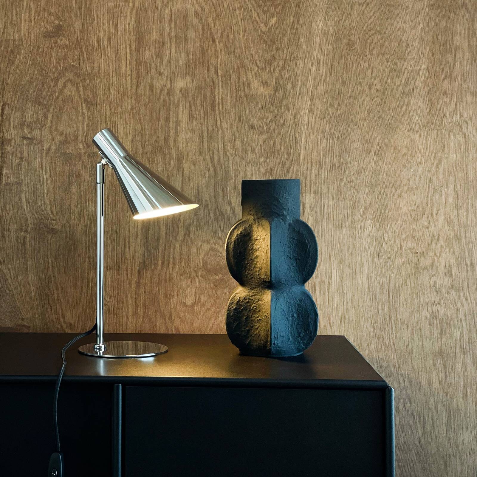Dyberg Larsen stolová lampa DL12, chróm, výška 39,5 cm, kov