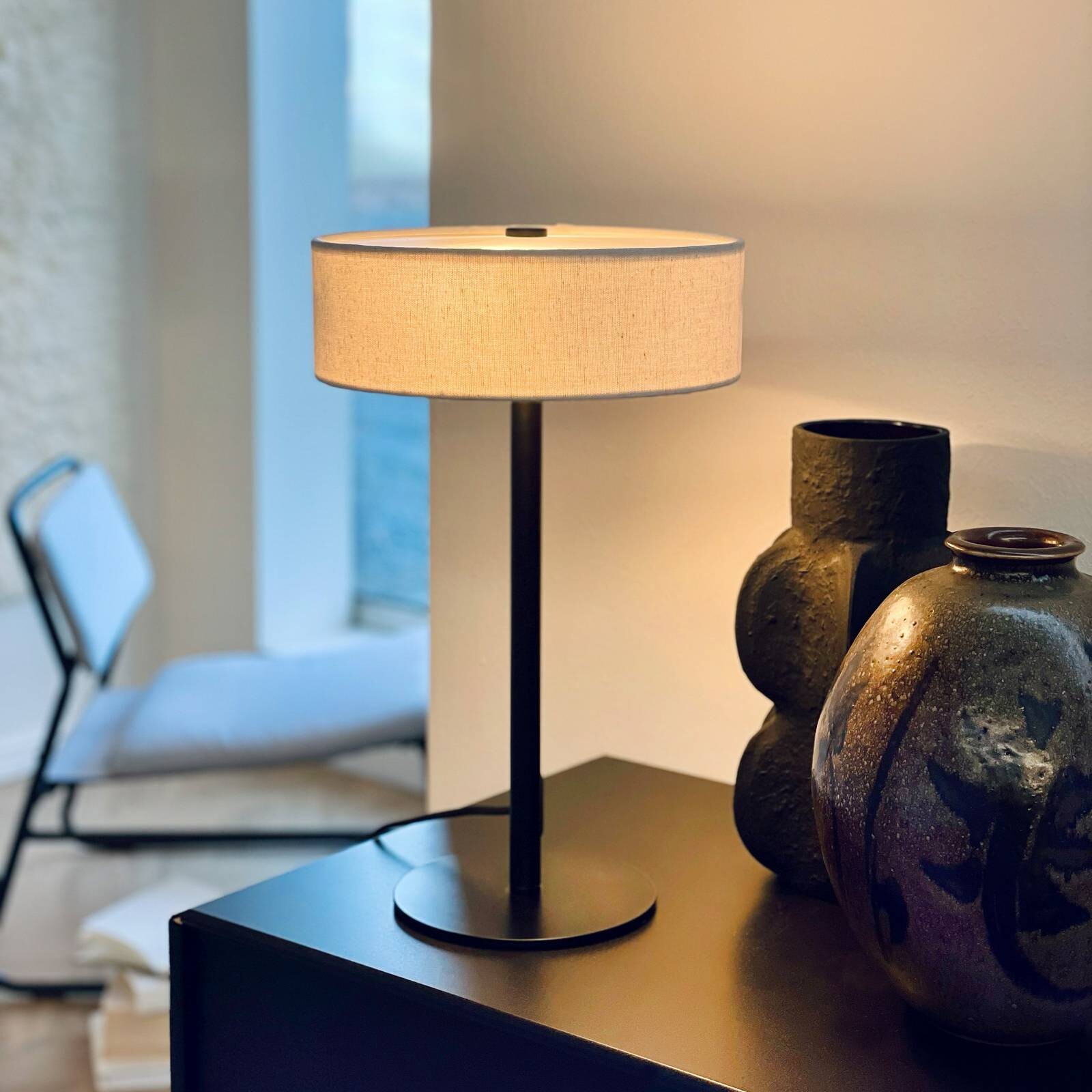 Dyberg Larsen Stolová lampa Calix, čierna/prírodná farba, 40 cm