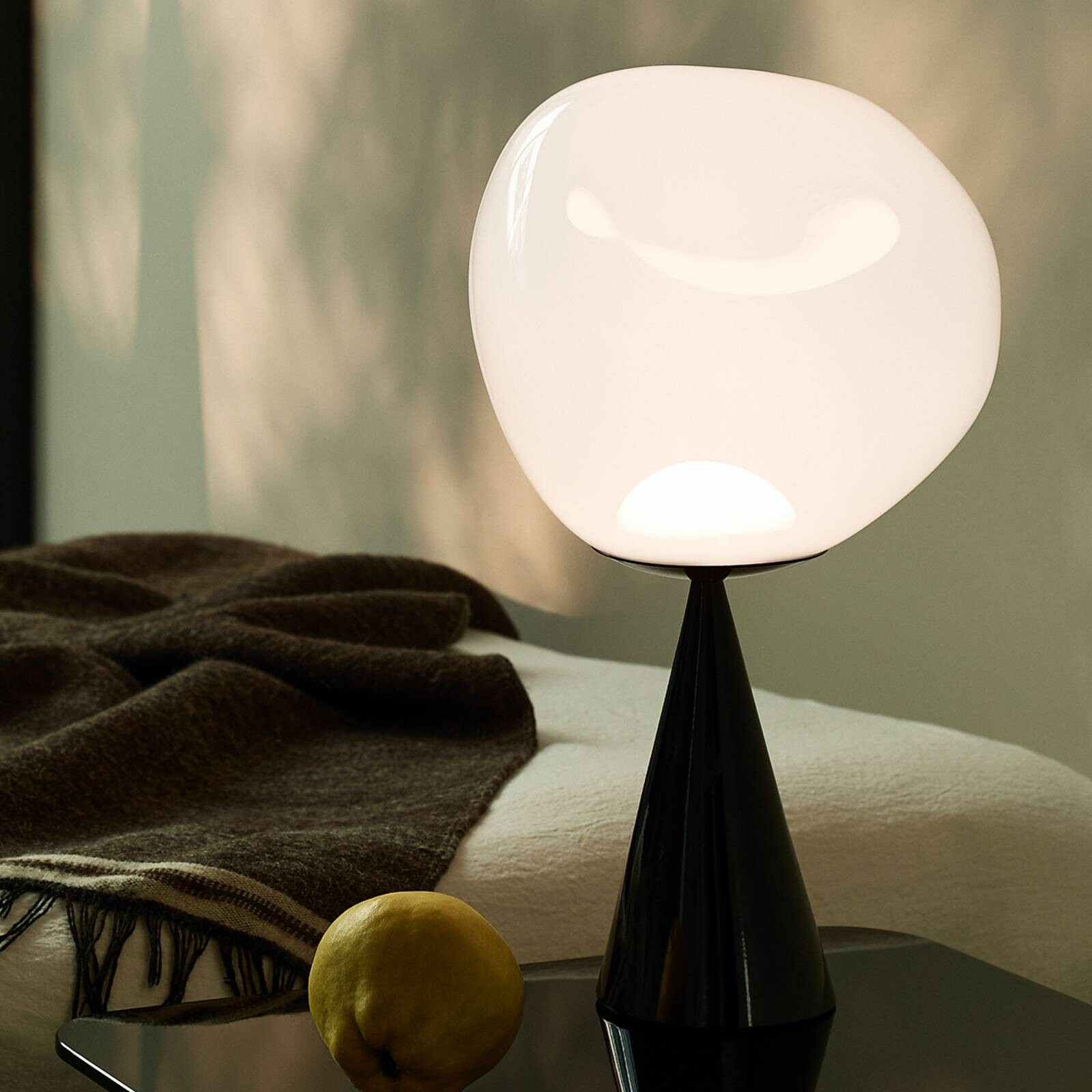 Tom Dixon Stolová LED lampa Melt Cone Fat, opálová/čierna, 47 cm