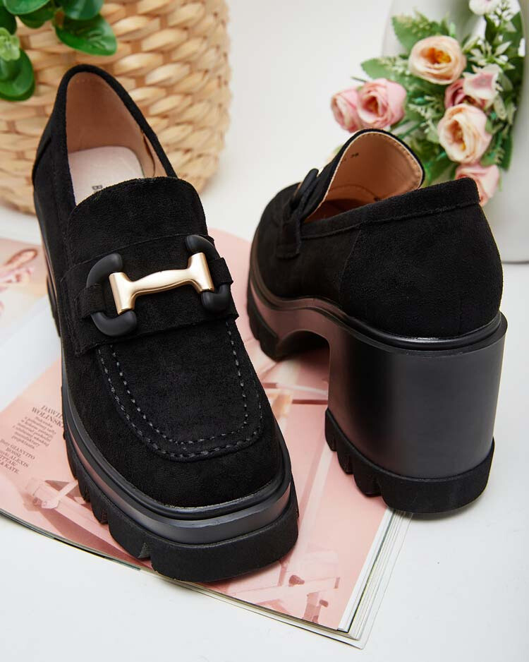 Resti Women's moccasins on a post Tivili